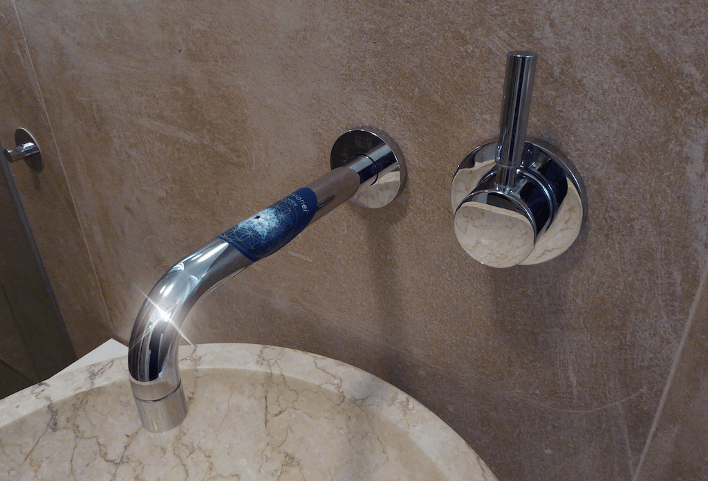 Einfach den Wasseraufkleber auf den Wasserhahn kleben und nach kurzer Zeit ist das Wasser hexagonal.