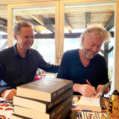Tijn Touber bei der Signierung seines Buches "Time Bender" zusammen mit Gregor von Drabich.