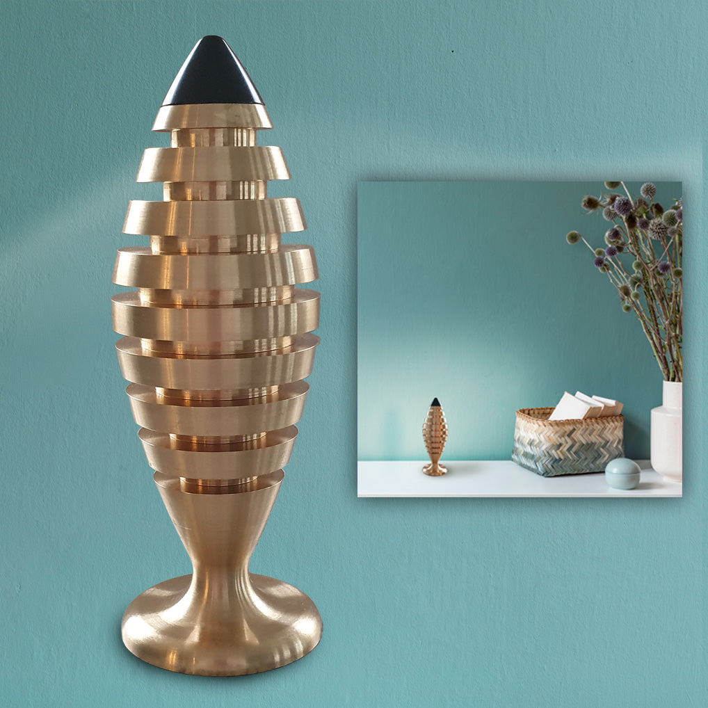 The Tower® aus Messing mit verschiedenen Halbedelsteinen gefüllt sorgt für ein gesundes Raumklima.  